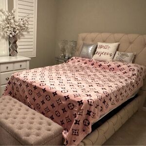 Reversible Pink w/black or Baby blue w/white pattern blanket